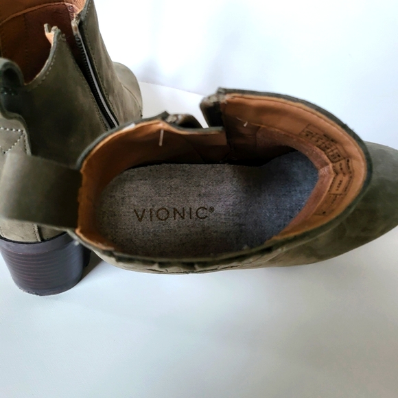 Vionic Chelsea Boots - Picture 4 of 7
